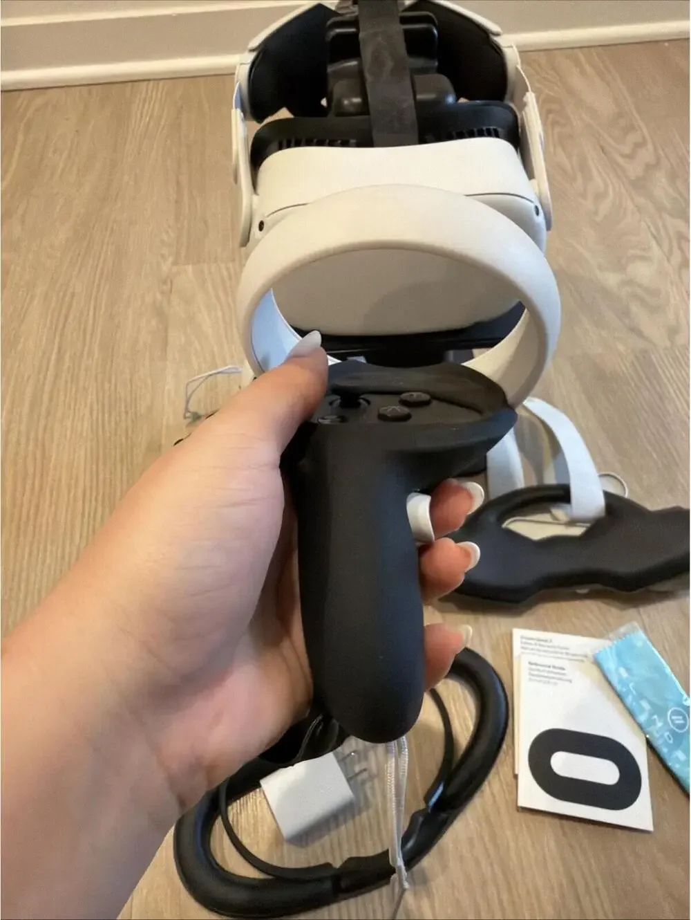 Meta Quest 2 VR Headset 128GB (w/controllers,stand,with replaceable protection)